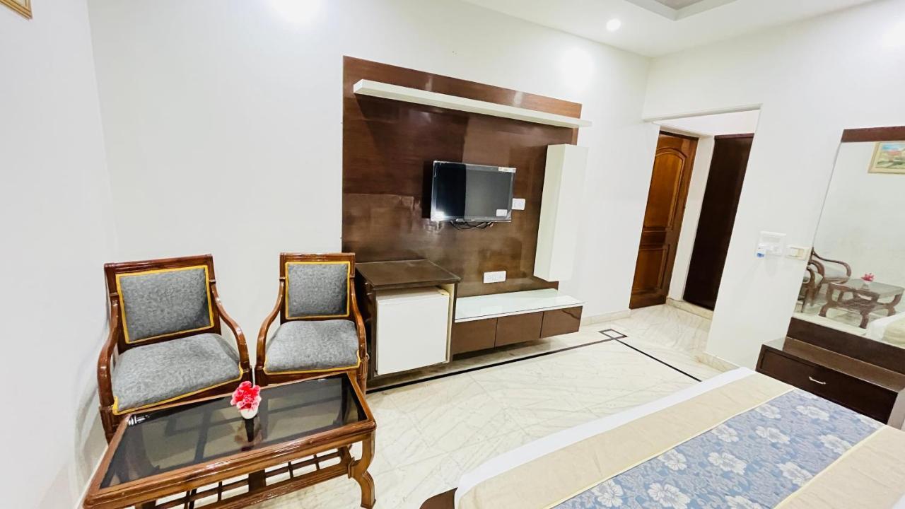 Hotel Starline Sector 28 Gurgaon Eksteriør billede
