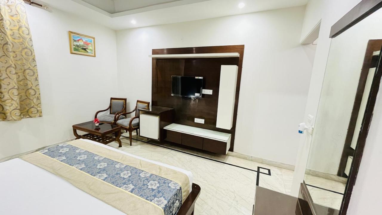 Hotel Starline Sector 28 Gurgaon Eksteriør billede
