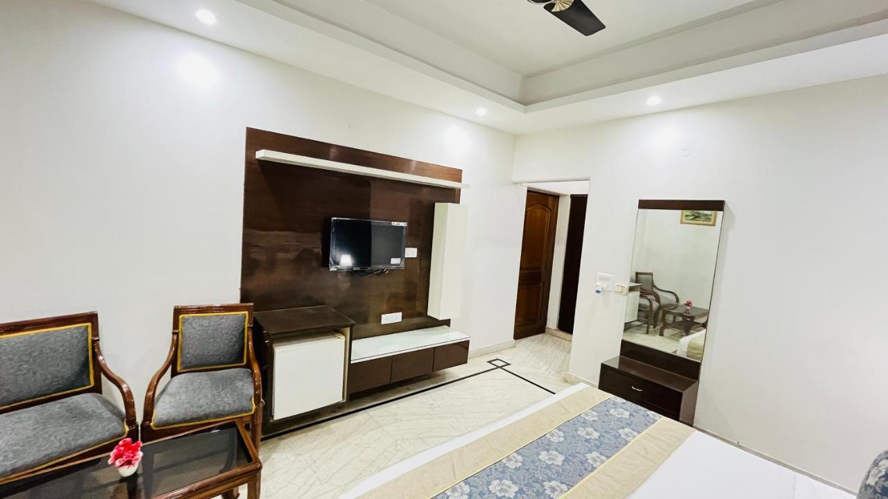Hotel Starline Sector 28 Gurgaon Eksteriør billede