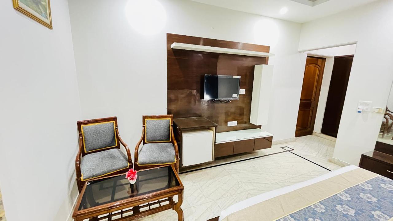 Hotel Starline Sector 28 Gurgaon Eksteriør billede